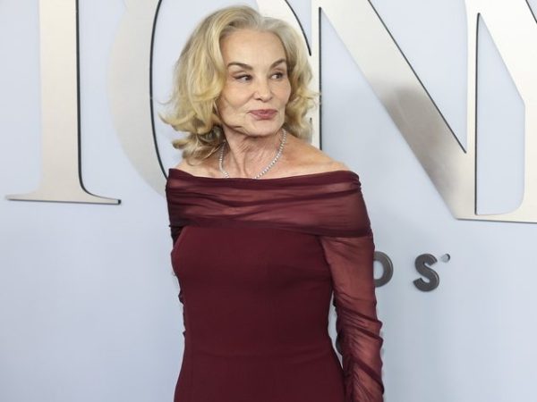 Η Jessica Lange επιστρέφει στο American Horror Story για τη 13η σεζόν