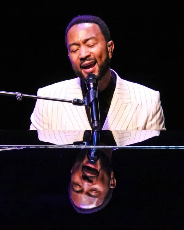 Ο John Legend τραγουδάει στο πιάνο στο Ηρώδειο στις 30 Ιουνίου, κλείνοντας το πρόγραμμα της συναυλίας.