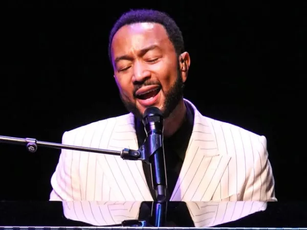 Ο John Legend τραγουδάει στο πιάνο στο Ηρώδειο στις 30 Ιουνίου, κλείνοντας το πρόγραμμα της συναυλίας.