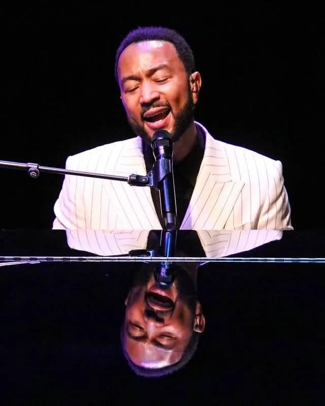 Ο John Legend τραγουδάει στο πιάνο στο Ηρώδειο στις 30 Ιουνίου, κλείνοντας το πρόγραμμα της συναυλίας.