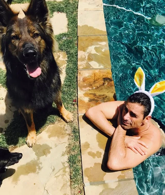 Ο John Stamos με πασχαλινά αυτιά απολαμβάνει το γλέντι του, μαζί με τον σκύλο του, μετά το «Χριστός Ανέστη».