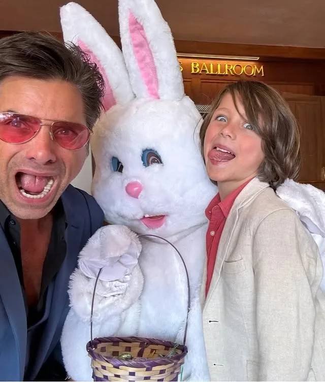 Ο John Stamos με τον γιο του και τον Πασχαλινό Λαγό γιορτάζουν το επικό πασχαλινό γλέντι του Hollywood.