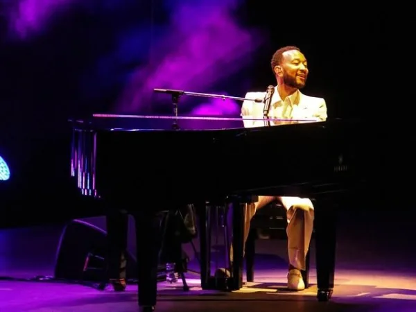 Ο John Legend παίζει πιάνο στο Ηρώδειο στις 30 Ιουνίου, σε μια μοναδική συναυλία που κλείνει το φετινό πρόγραμμα.