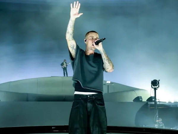 Ο Justin Bieber σε φωτογραφία από τον προσωπικό του λογαριασμό στο Instagram για την επιστροφή του στα charts.