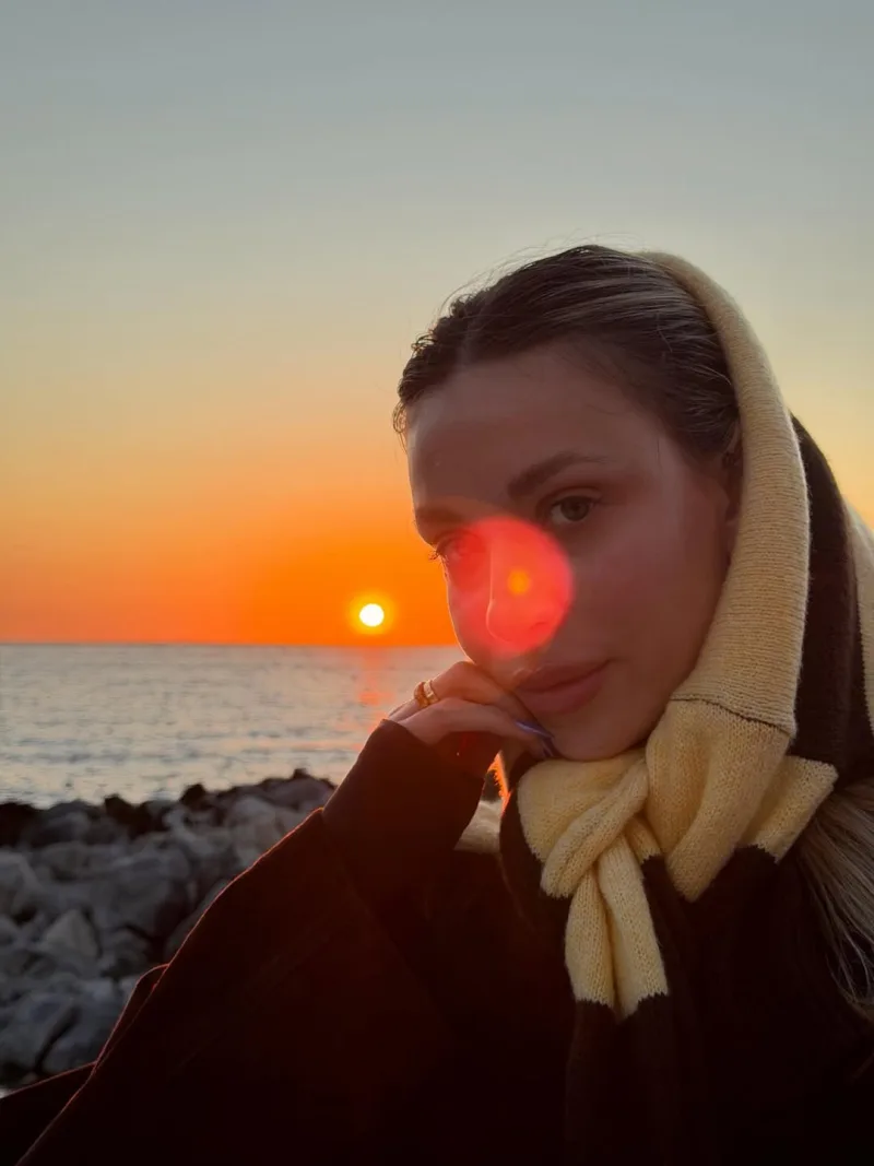 Η Γαρυφαλλιά Καληφώνη απολαμβάνει τις πασχαλινές διακοπές της με φόντο ένα μαγευτικό ηλιοβασίλεμα στη θάλασσα.