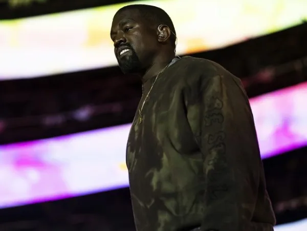 Ο Kanye West στη συναυλία του στο Los Angeles, όπου η North West έκανε έκπληξη στο κοινό.