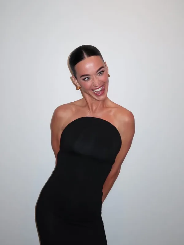 Η Katy Perry χαμογελάει φορώντας ένα μαύρο φόρεμα, ζώντας τον έρωτα στο πλευρό του Justin Trudeau.
