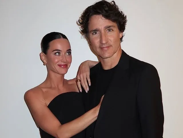 Η Katy Perry και ο Justin Trudeau ποζάρουν μαζί, επιβεβαιώνοντας τον έρωτά τους όπως αναφέρεται στο άρθρο.