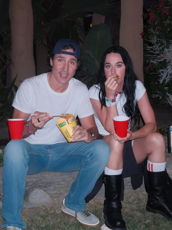 Η Katy Perry τρώει από ένα κουτί noodles μαζί με έναν άνδρα, ενώ η ίδια διαψεύδει τις καταγγελίες της Ruby Rose.