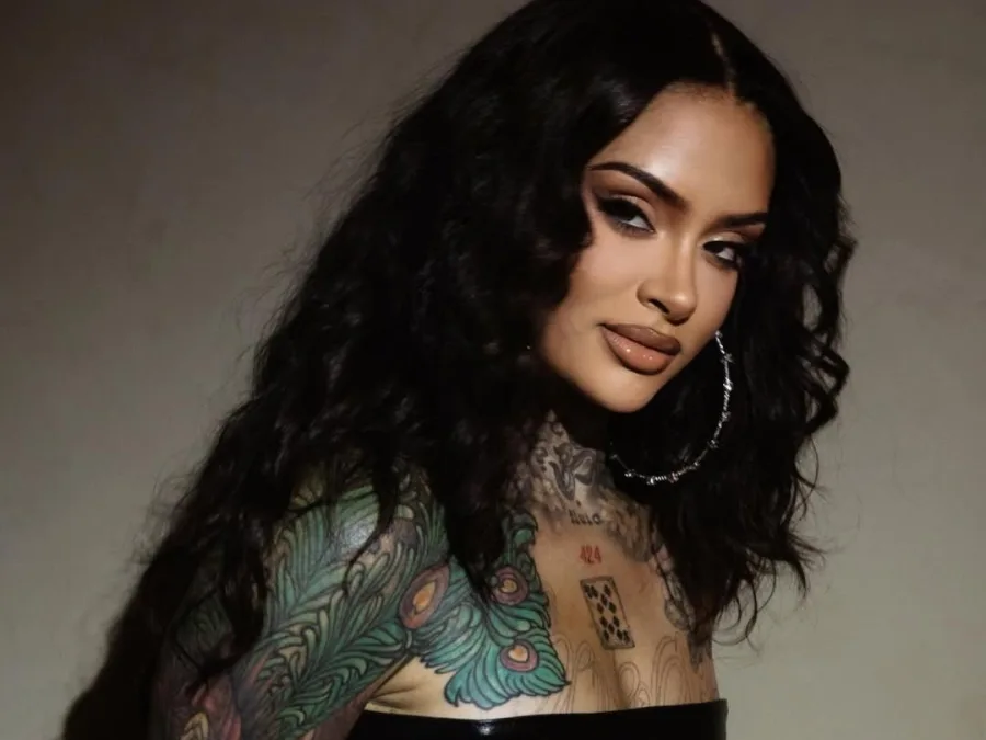 Η Kehlani μιλά για την ψυχική υγεία και τη διαχείριση της διπολικής διαταραχής, δείχνοντας τα τατουάζ της.