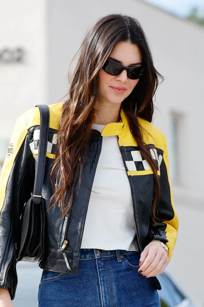 Η Kendall Jenner με μακριά μαλλιά και δερμάτινο μπουφάν, αποδεικνύει τη νέα τάση που αναζωογονεί τα μαλλιά.