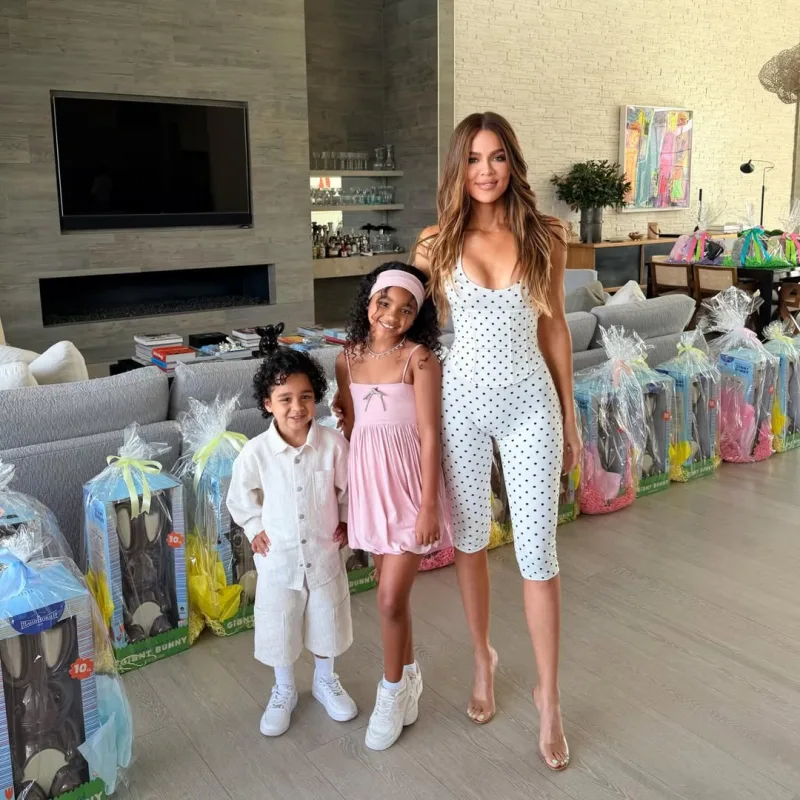 Η Khloé Kardashian με τα παιδιά της ποζάρουν χαρούμενοι με πασχαλινά δώρα στα social media.