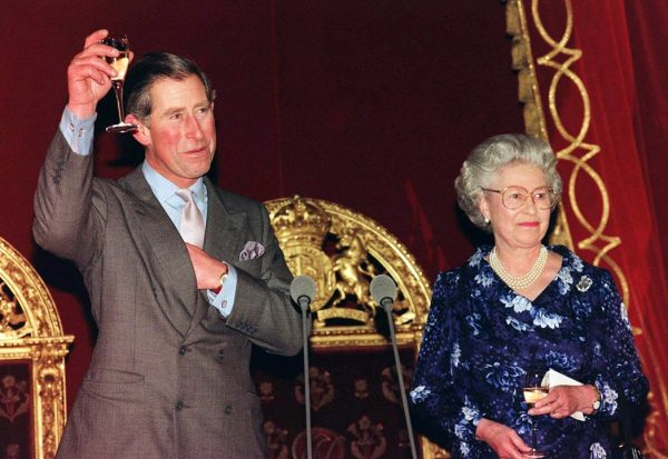 Ο βασιλιάς Κάρολος και η βασίλισσα Ελισάβετ τιμούν την ιστορική αναφορά της αφοσίωσης και της δύναμης της βασίλισσας.