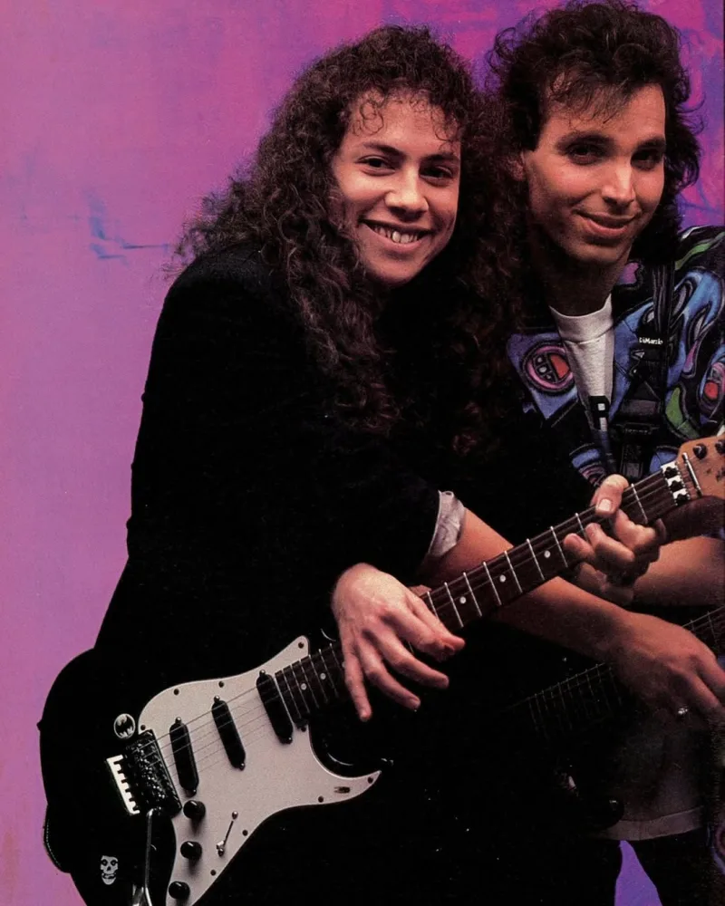 Οι Metallica, Kirk Hammett και James Hetfield, ποζάρουν με κιθάρες πριν τη συναυλία τους στο ΟΑΚΑ.