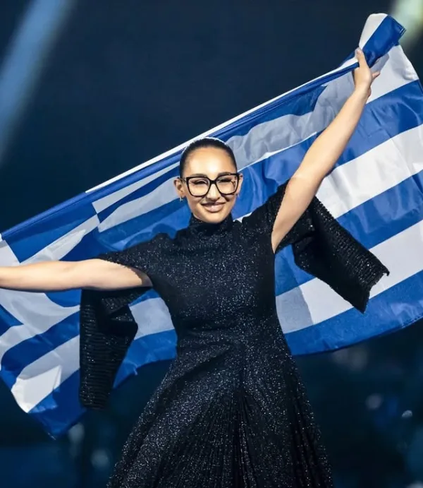 Η Klavdia με την ελληνική σημαία, αναφερόμενη στη δικαστική της διαμάχη και τη στήριξη στον Akyla.