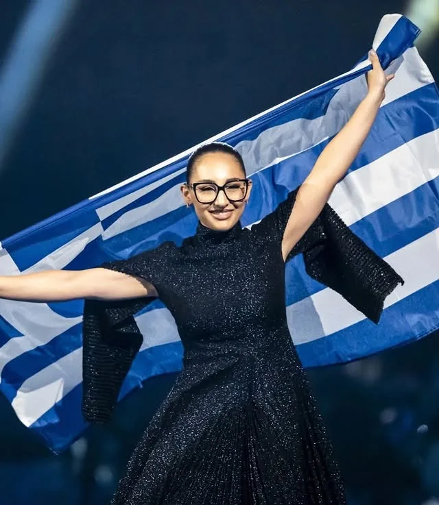 Η Klavdia με την ελληνική σημαία, αναφερόμενη στη δικαστική της διαμάχη και τη στήριξη στον Akyla.