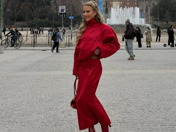 Το κόκκινο αντιανεμικό είναι το πιο viral jacket trend της σεζόν