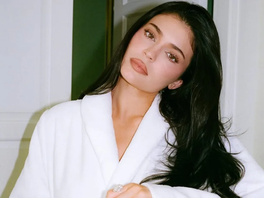 Η Kylie Jenner προτείνει ανοιξιάτικο μανικιούρ με το χαρακτηριστικό της στυλ, φορώντας λευκή ρόμπα.