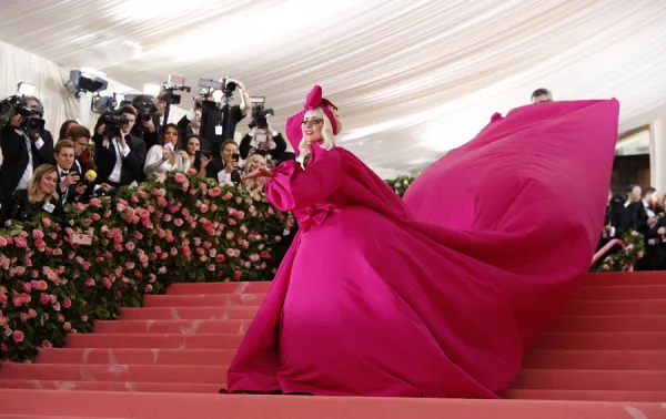 Η Lady Gaga με εντυπωσιακή ροζ δημιουργία στην είσοδο του Met Gala 2026, προκαλώντας αίσθηση.