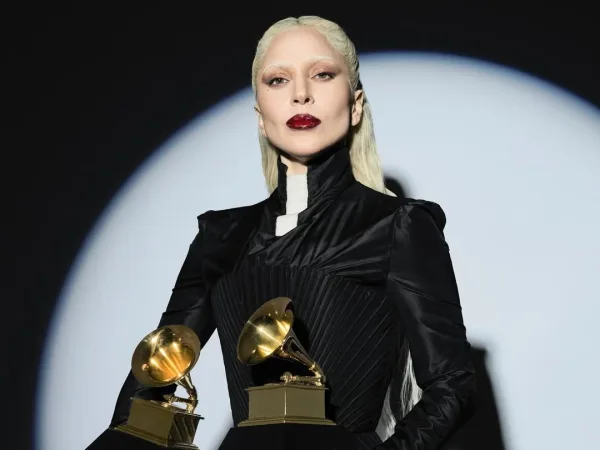 Η Lady Gaga με δύο βραβεία Grammy, μετά τις ανακοινώσεις για τα music videos του «The Devil Wears Prada 2».