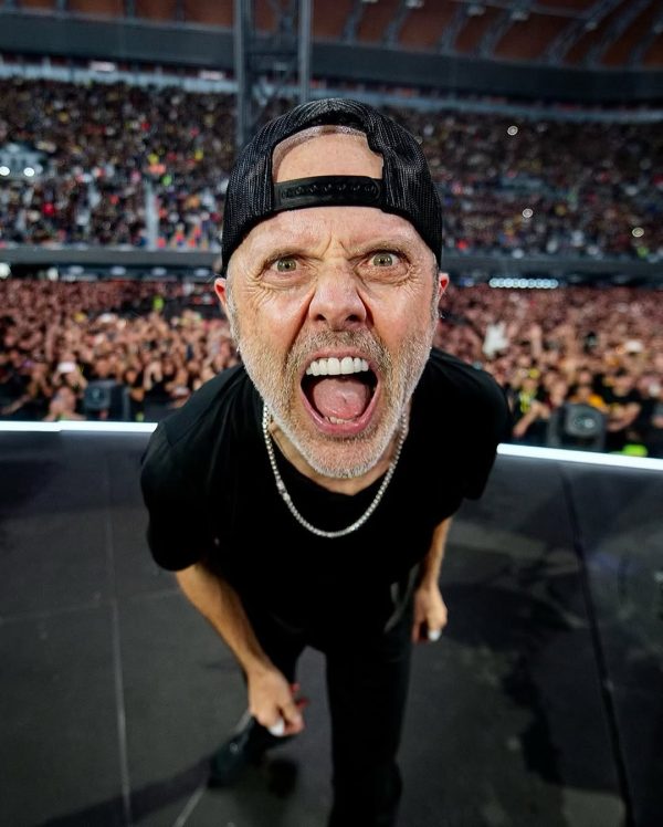 Ο Lars Ulrich των Metallica με καπέλο και ασημένια αλυσίδα, τραγουδάει σε ένα κατάμεστο στάδιο στο ΟΑΚΑ.