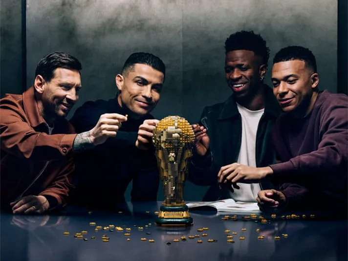 Οι Messi, Ronaldo, Mbappe και Vini Jr. παρουσιάζουν το εντυπωσιακό LEGO set του Παγκοσμίου Κυπέλλου, που ήδη συζητιέται παντού.