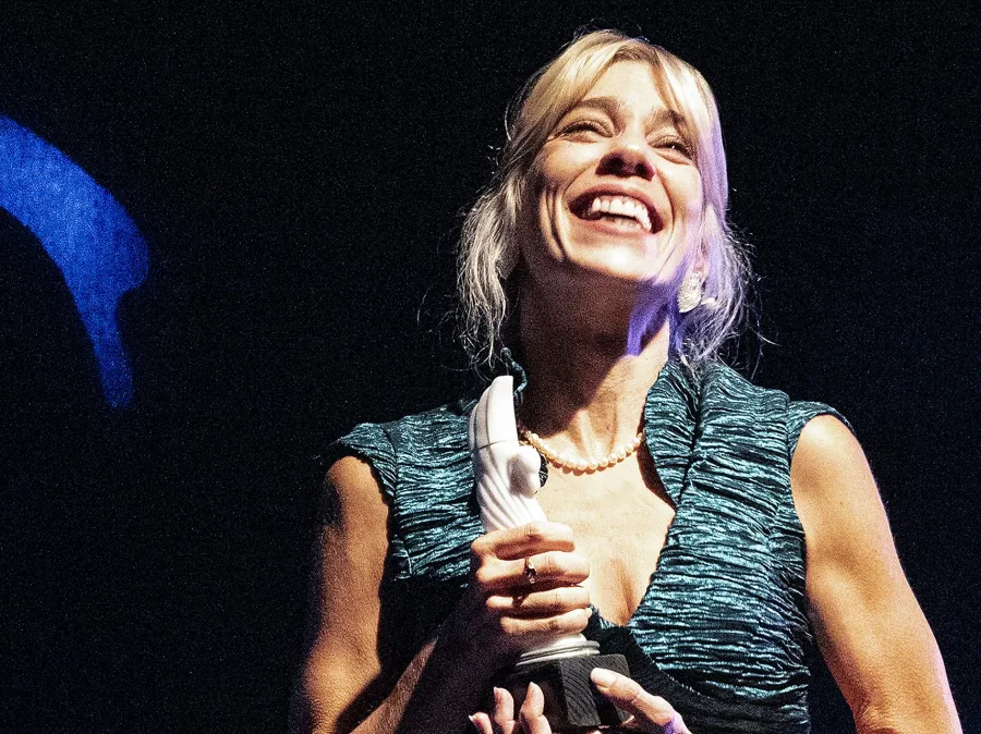Η Linda της Penelope Skinner, η οποία συνεχίζεται μετά το Πάσχα στο θέατρο Επί Κολωνώ, κρατάει ένα βραβείο.