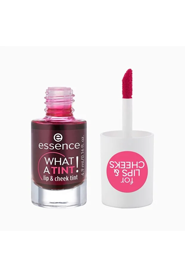 Το lip stain essence WHAT A TINT σε έντονη ροζ απόχρωση, ένα από τα δημοφιλή beauty trends στα χείλη και τα μάγουλα.