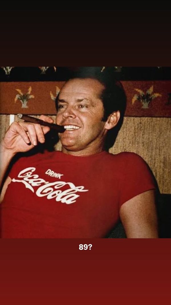 Ο Jack Nicholson με κόκκινο μπλουζάκι Coca-Cola και πούρο γιορτάζει τα 89α γενέθλιά του, όπως δημοσιεύτηκαν από την κόρη του.