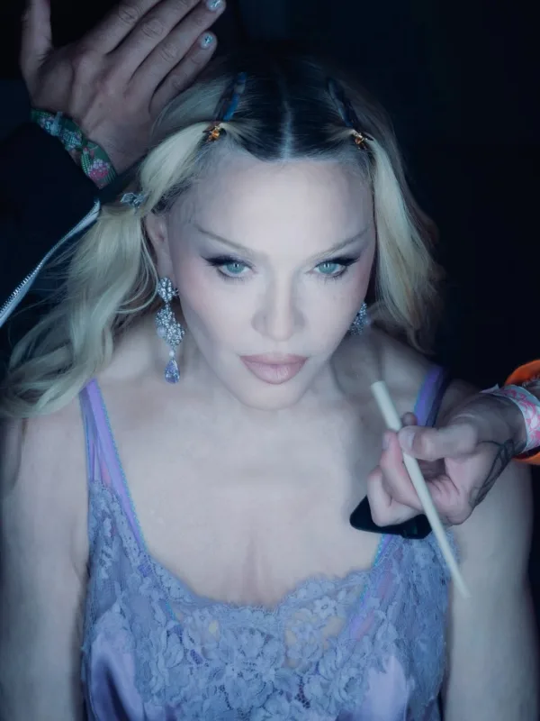 Η Madonna ετοιμάζεται για το Coachella, φορώντας μωβ δαντελένιο εσώρουχο και εντυπωσιακά σκουλαρίκια.