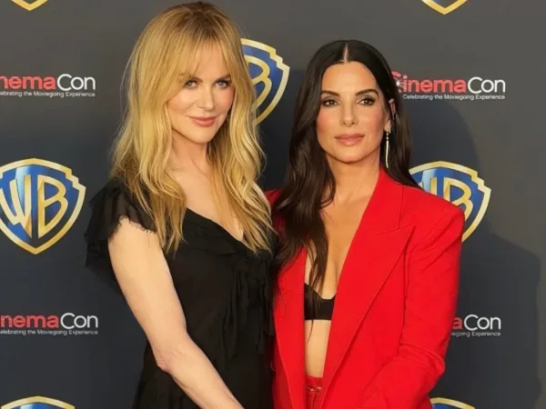Η Sandra Bullock και η Nicole Kidman ποζάρουν μαζί, με την Sandra Bullock να φοράει κόκκινο σακάκι και την Nicole Kidman μαύρο φόρεμα, σε εκδήλωση του CinemaCon.