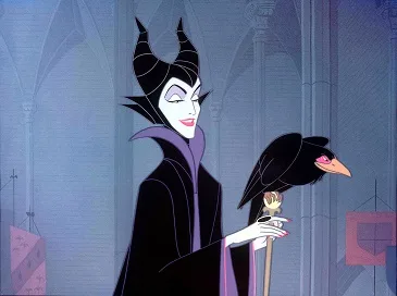 Η Maleficent, ένας από τους πιο γνωστούς Disney Villains, ποζάρει με τον πιστό της κοράκι, συνδέοντας τους κακούς με τα ζώδια.