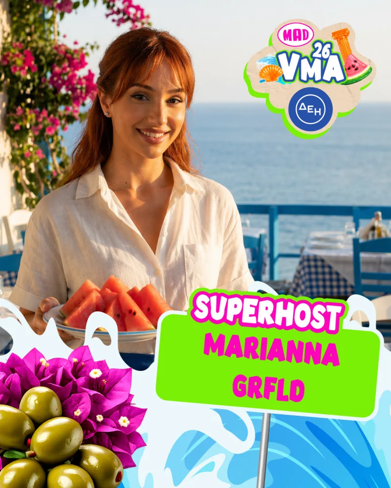 Η Superhost Μαριάννα Γκρίντση των Mad VMA 2026 από την ΔΕΗ παρουσιάζει καρπούζι και ελιές σε ένα καλοκαιρινό σκηνικό.