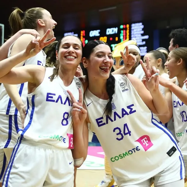Μαριέλλα Φασούλα και συμπαίκτριά της με φανέλες της Εθνικής Ελλάδας πανηγυρίζουν με σήματα νίκης, ετοιμάζονται για τους Golden State Valkyries.