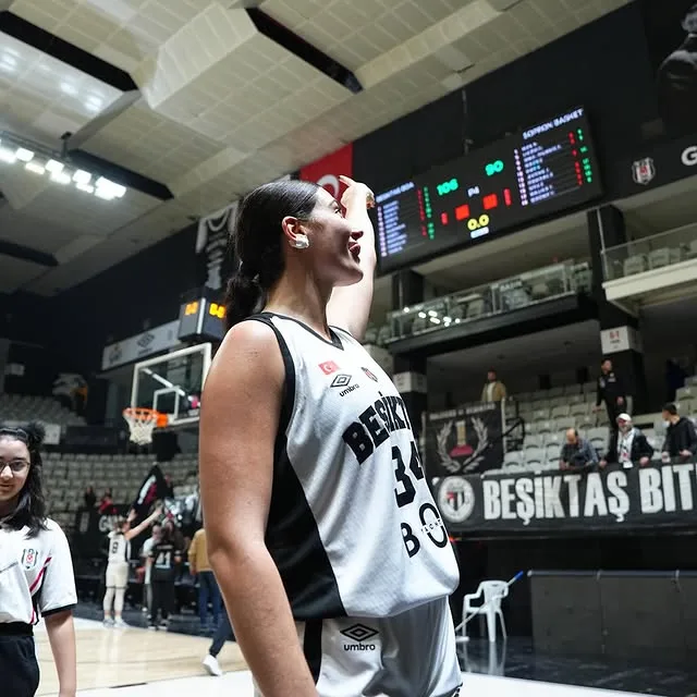 Η Μαριέλλα Φασούλα, Ελληνίδα σέντερ, με την φανέλα της Μπεσίκτας, ετοιμάζεται για νέες επιτυχίες στο μπάσκετ.