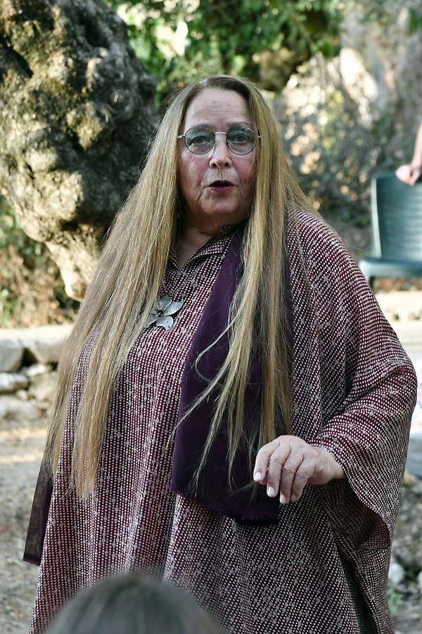 Η Μαρίζα Κωχ με μακριά ξανθά μαλλιά και χαρακτηριστική ενδυμασία, μετά τον τραυματισμό της.