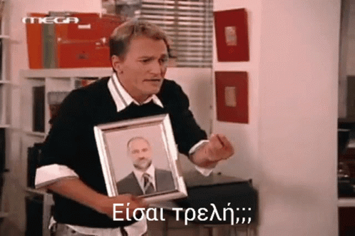 Ο ηθοποιός κρατάει ένα πορτρέτο σε κορνίζα, σε σκηνή από ελληνική τηλεοπτική σειρά, αναφερόμενος σε toxic χαρακτήρες.
