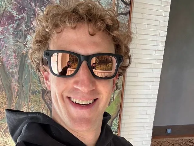 Ο Mark Zuckerberg με γυαλιά ηλίου, καθώς η Meta αναπτύσσει τον AI κλώνο του αφεντικού της.