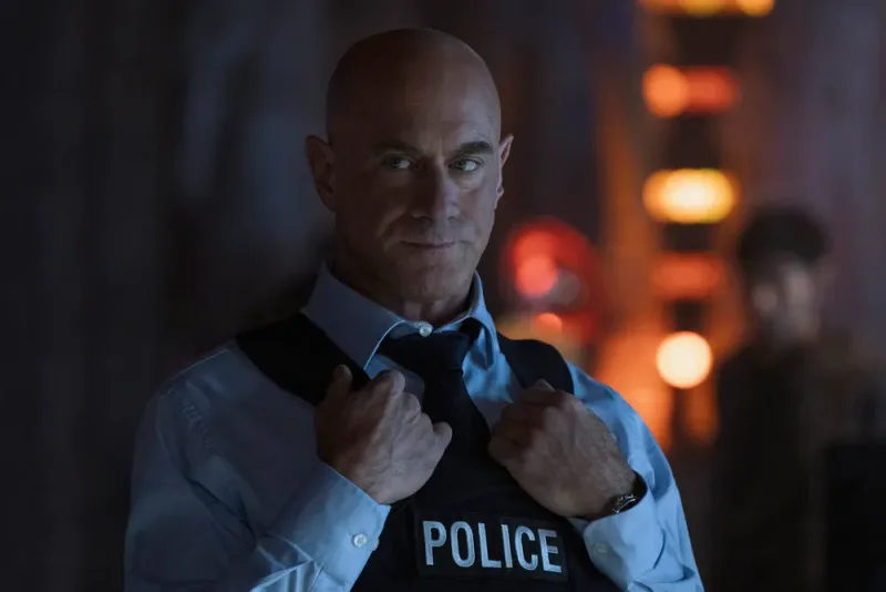 Ο Christopher Meloni ως Elliot Stabler στο «Law & Order: Organized Crime» φοράει αλεξίσφαιρο γιλέκο με την ένδειξη POLICE.