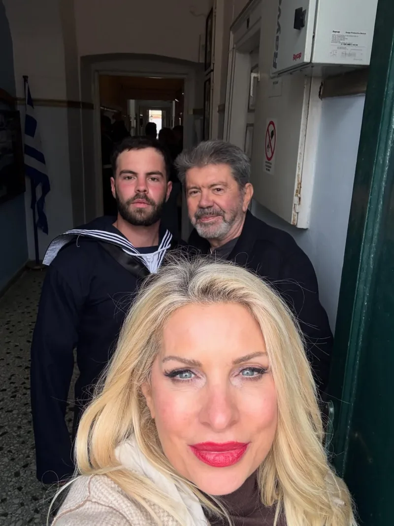 Η Ελένη Μενεγάκη, ο Άγγελος Λάτσιος και ένας άνδρας ποζάρουν στην Άνδρο, στηρίζοντας το νέο του επαγγελματικό ξεκίνημα.