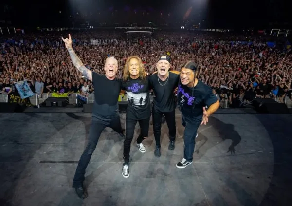 Οι Metallica ποζάρουν χαμογελαστοί στο ΟΑΚΑ μπροστά σε ένα ενθουσιώδες κοινό, έτοιμοι για τη μεγάλη συναυλία.