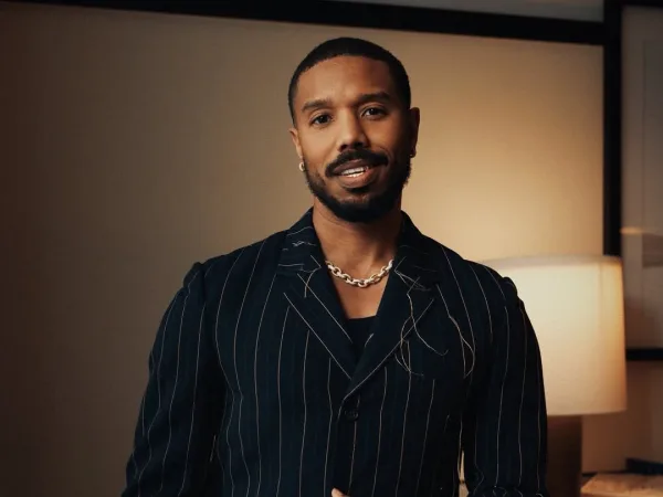 Ο Michael B. Jordan ποζάρει με κοστούμι, αναμένοντας το νέο trailer του Netflix με animated έκπληξη.