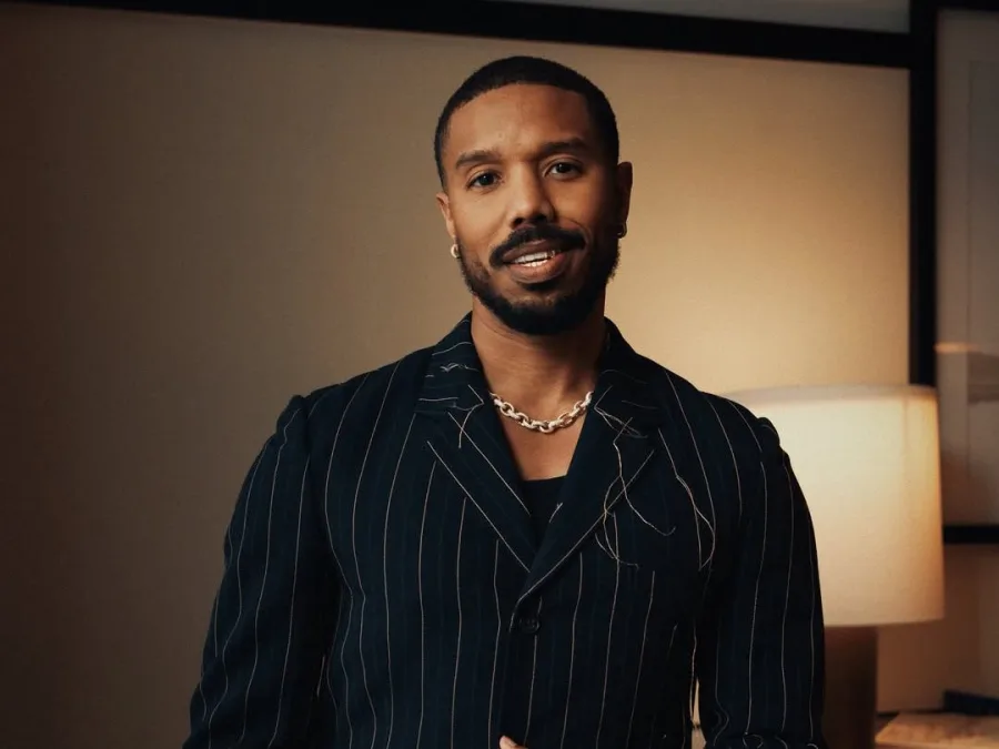 Ο Michael B. Jordan ποζάρει με κοστούμι, αναμένοντας το νέο trailer του Netflix με animated έκπληξη.