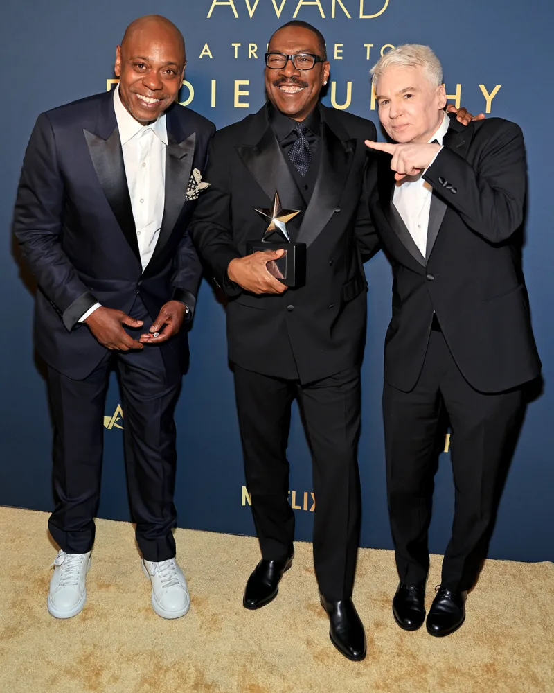 Ο Mike Myers, ο Eddie Murphy και ο Dave Chappelle ποζάρουν μαζί στο AFI Gala, τιμώντας τον Eddie Murphy.