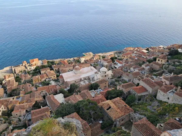 Πανοραμική άποψη της Μονεμβασιάς, ενός από τους ελληνικούς προορισμούς που κάνουν το Πάσχα αξέχαστο.