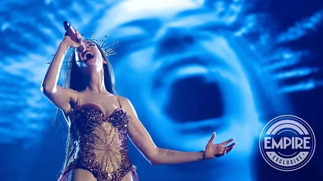 Η Anne Hathaway ερμηνεύει στην ταινία «Mother Mary», με τον κόσμο της Taylor Swift να ζωντανεύει στη σκηνή.