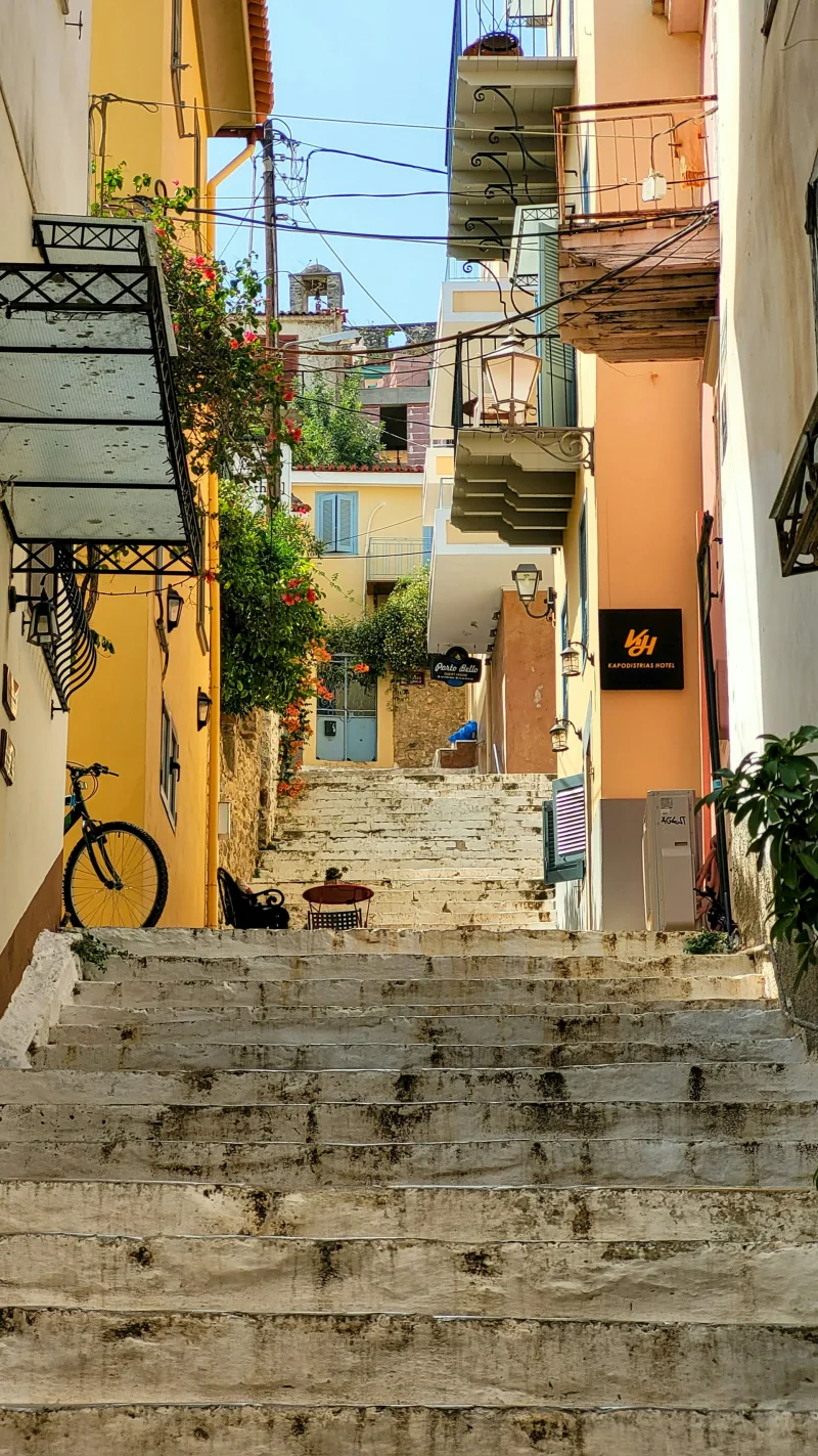 Μια γραφική σκάλα οδηγεί σε ένα γραφικό χωριό, ιδανικός προορισμός για Σαββατοκύριακο κοντά στην Αθήνα.