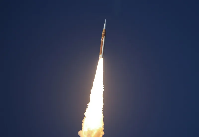 Εκτόξευση του πυραύλου Artemis II της NASA με προορισμό τη Σελήνη, σηματοδοτώντας την απόβαση στη σκοτεινή πλευρά.