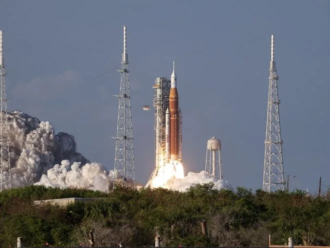 Πύραυλος Artemis II της NASA εκτοξεύεται, ανοίγοντας τον δρόμο για τη Σελήνη μετά από 50 χρόνια.