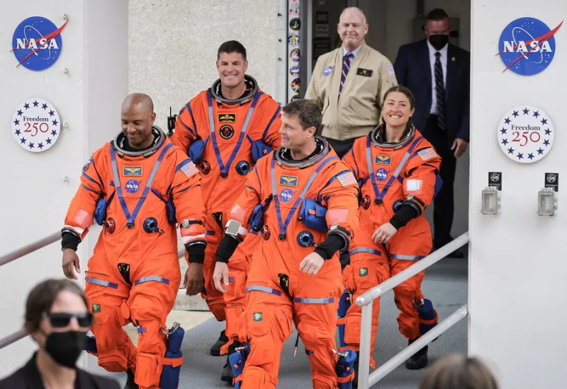 Το πλήρωμα του Artemis II της NASA με πορτοκαλί στολές ετοιμάζεται για την αποστολή στη Σελήνη μετά από 50 χρόνια.